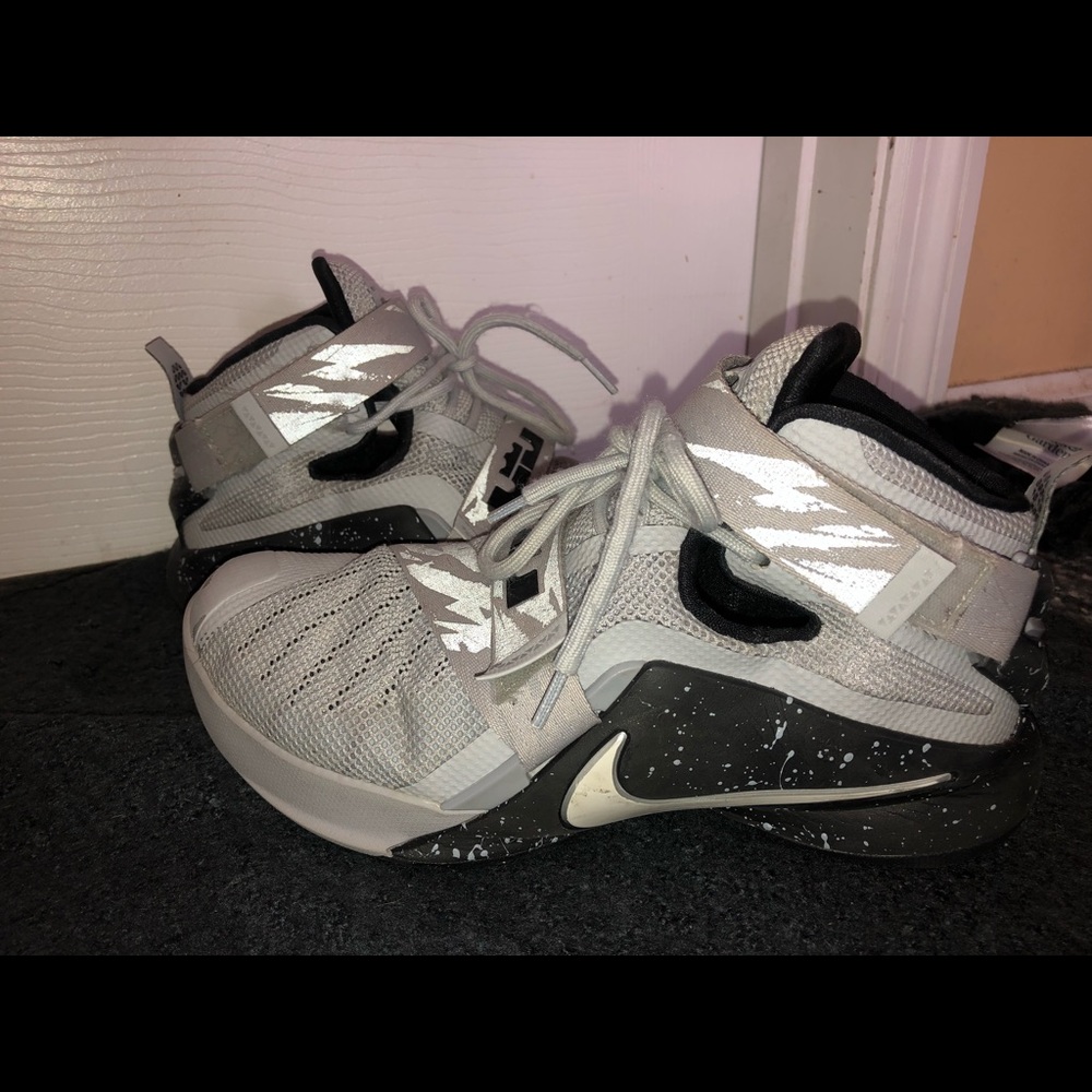 NIKE LEBRON JAMES BASKETBALL SHOES